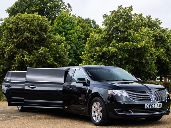 Lincoln Stretch Limo Hire exterior